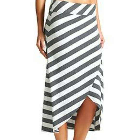 Athleta Dresses & Skirts - Athleta Ribbon Striped Skirt grey and white